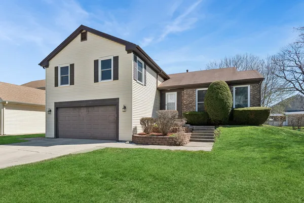 $499,900 | 917 Shambliss Lane, Buffalo Grove, IL 60089
