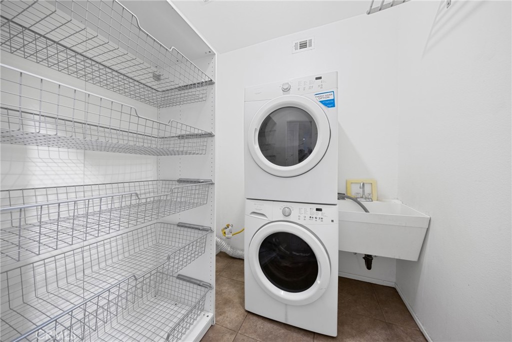 1727 Miranda Lane Beaumont, CA 92223 - Photo 39 of 47 a utility room with dryer and washer