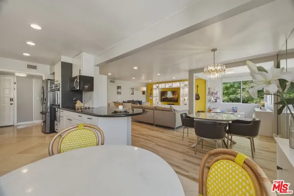 $575,000 | 5301 Balboa Boulevard, Unit F8, Encino, CA 91316