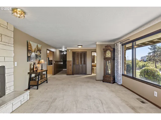 a view of livingroom with furniture and windows
