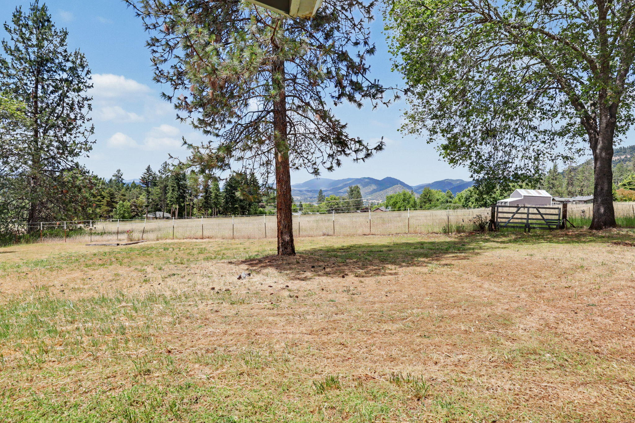758 Summit Loop Grants Pass, OR 97527 - Photo 15 of 40