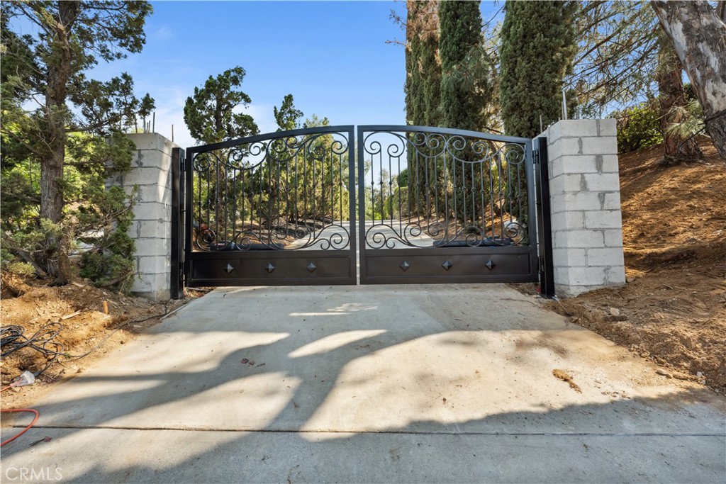 529 Manzanita Road Redlands, CA 92373 - Photo 4 of 64 a view of a porch