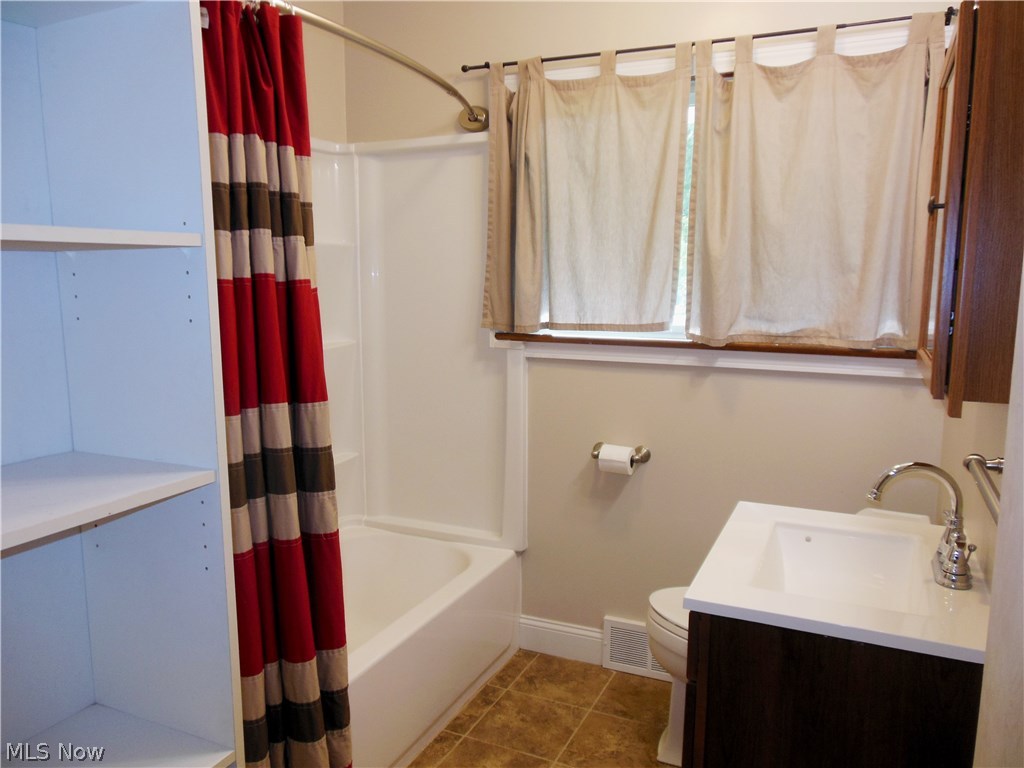 6849 Lake Road Madison, OH 44057 - Photo 11 of 18 Updated Bath
