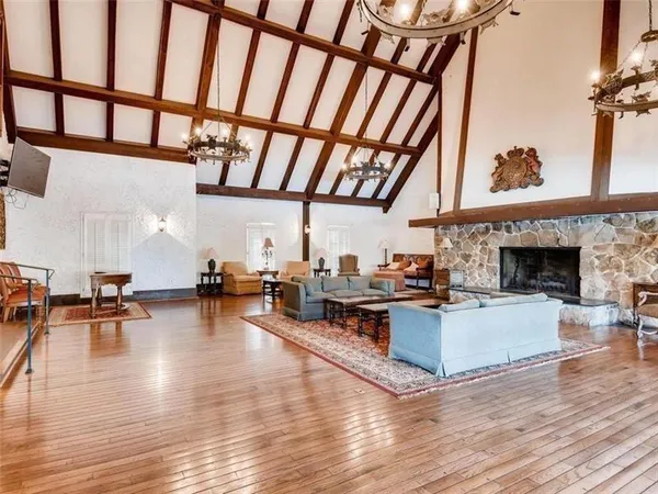 a view of a backyard