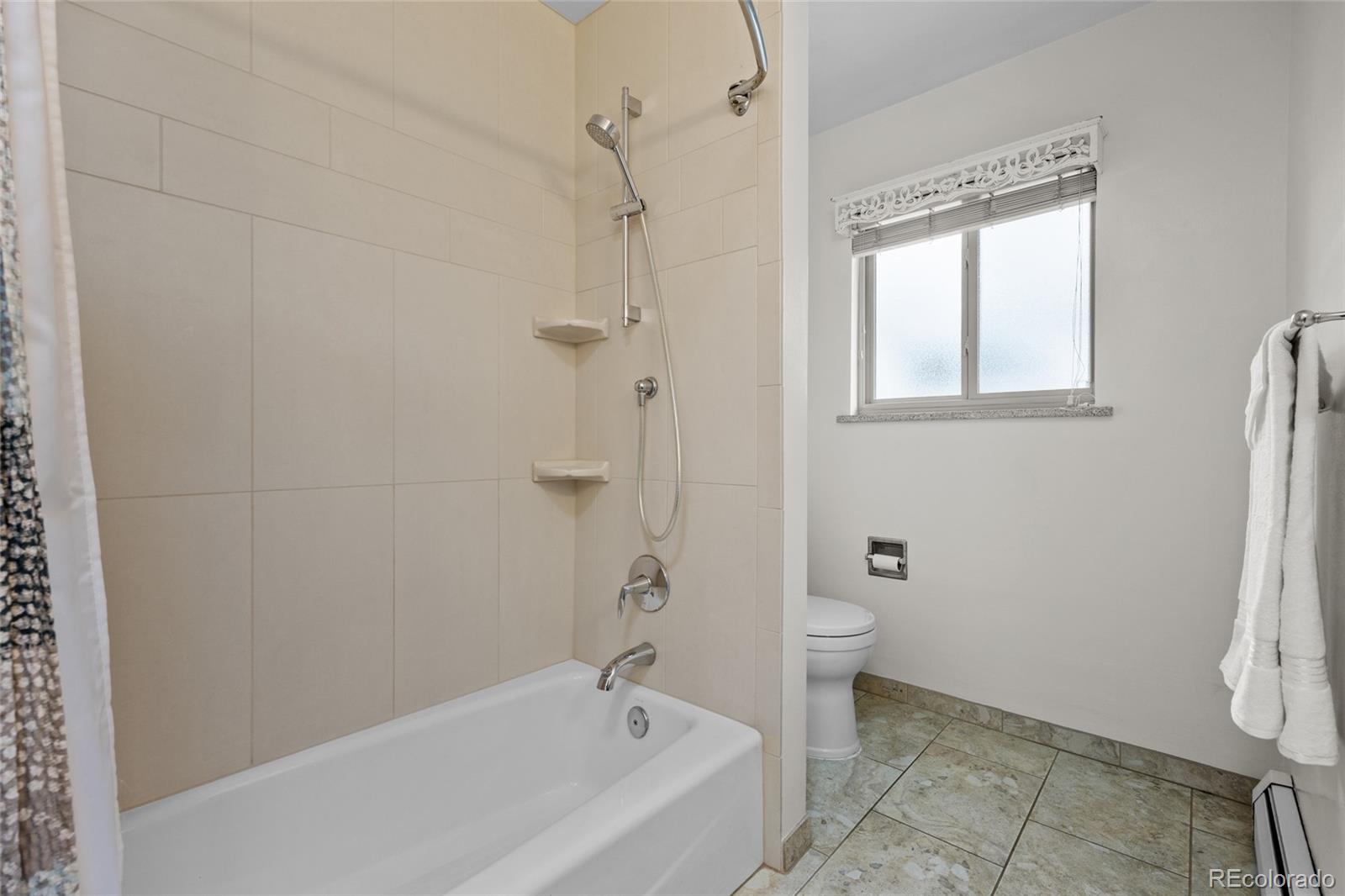 1131 Birdie Road Broomfield, CO 80020 - Photo 22 of 43 a bathroom with a bathtub and toilet