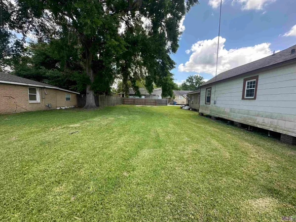 $885 | 110 Pine Street, Port Allen, LA 70767