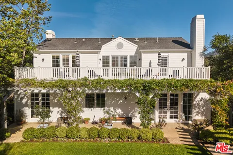 a view of entryway with outdoor area