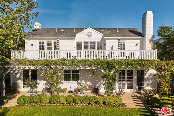 a view of entryway with outdoor area