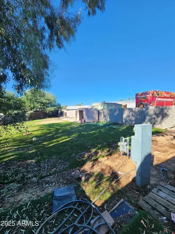 a view of a backyard