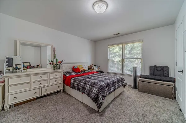 a en suite bathroom with a double vanity sink and a mirror