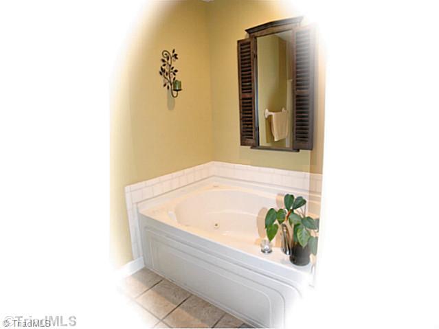 101 North High Field Road Advance, NC 27006 - Photo 11 of 15 Master Bath/Spa.