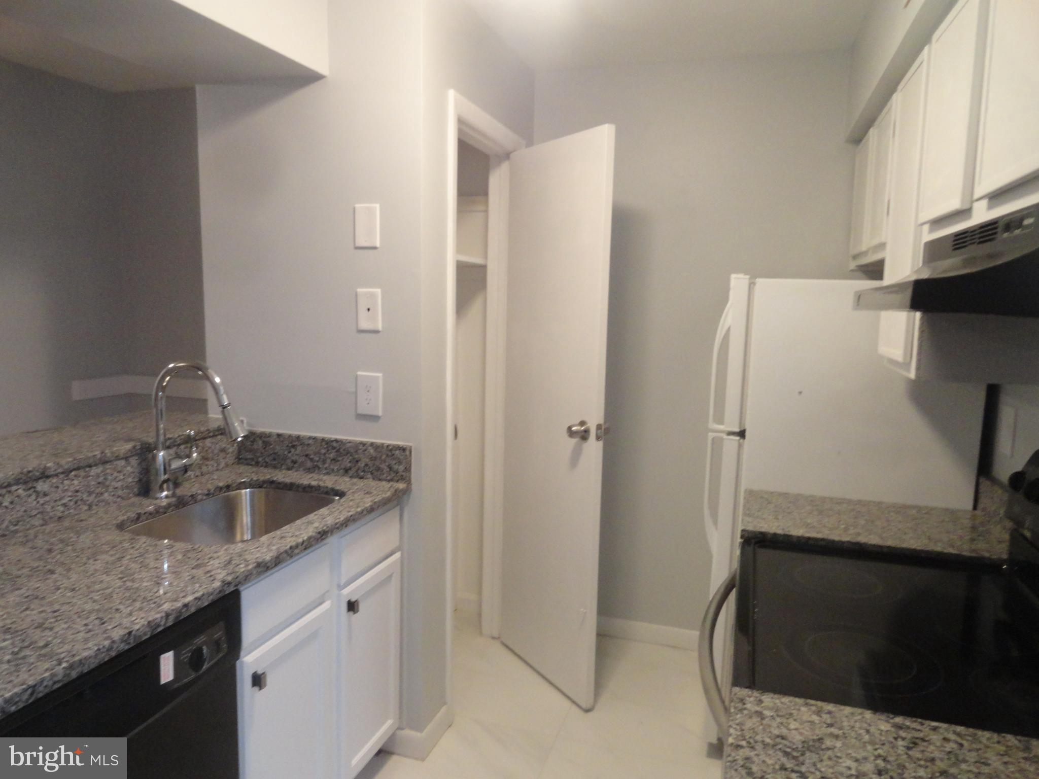 5804 Royal Ridge Drive, Unit K Springfield, VA 22152 - Photo 7 of 33 Kitchen with new granite counter tops!