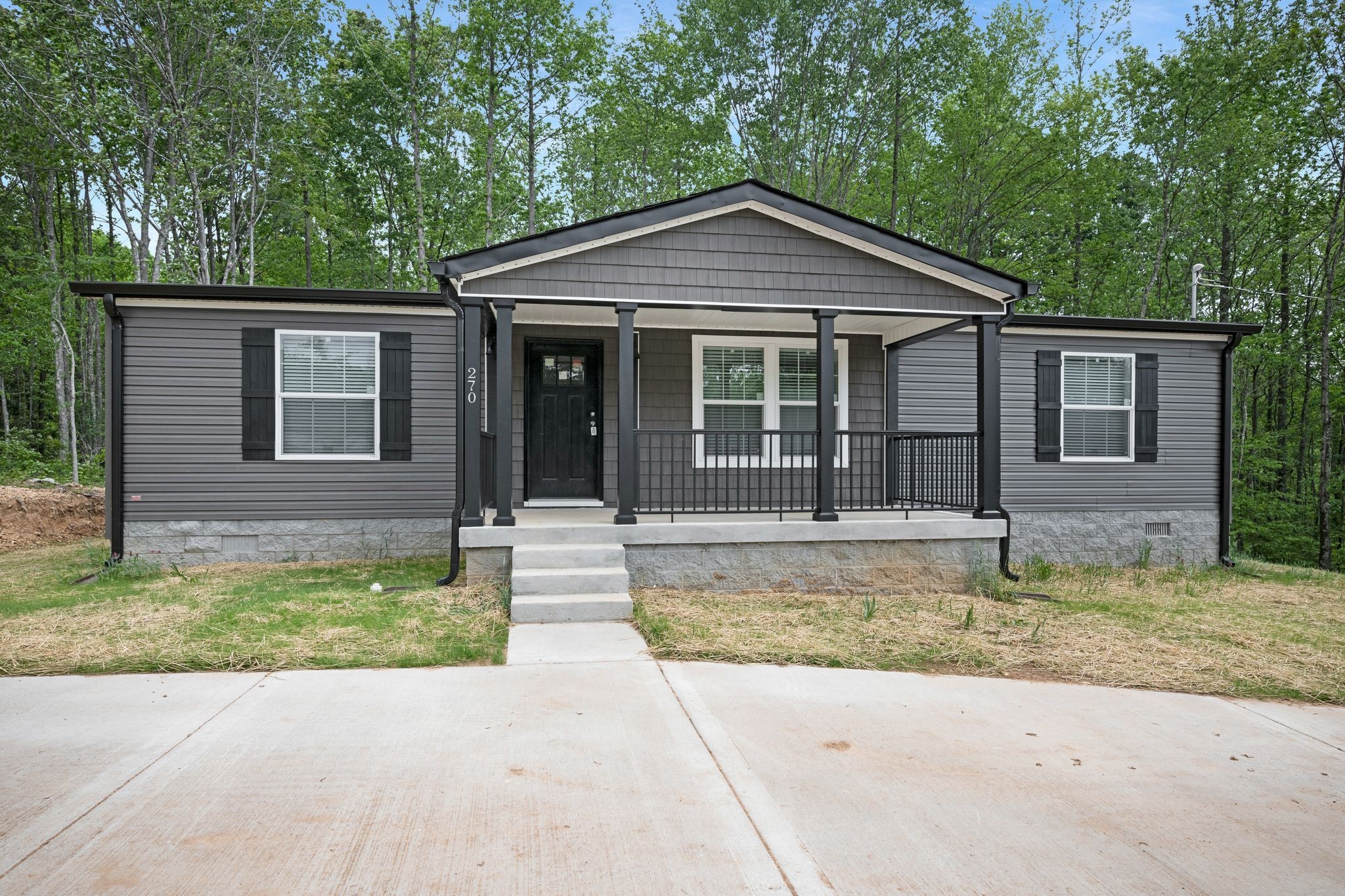 270 East Little Richland Road Waverly, TN 37185 - Photo 5 of 35 a front view of a house with garden
