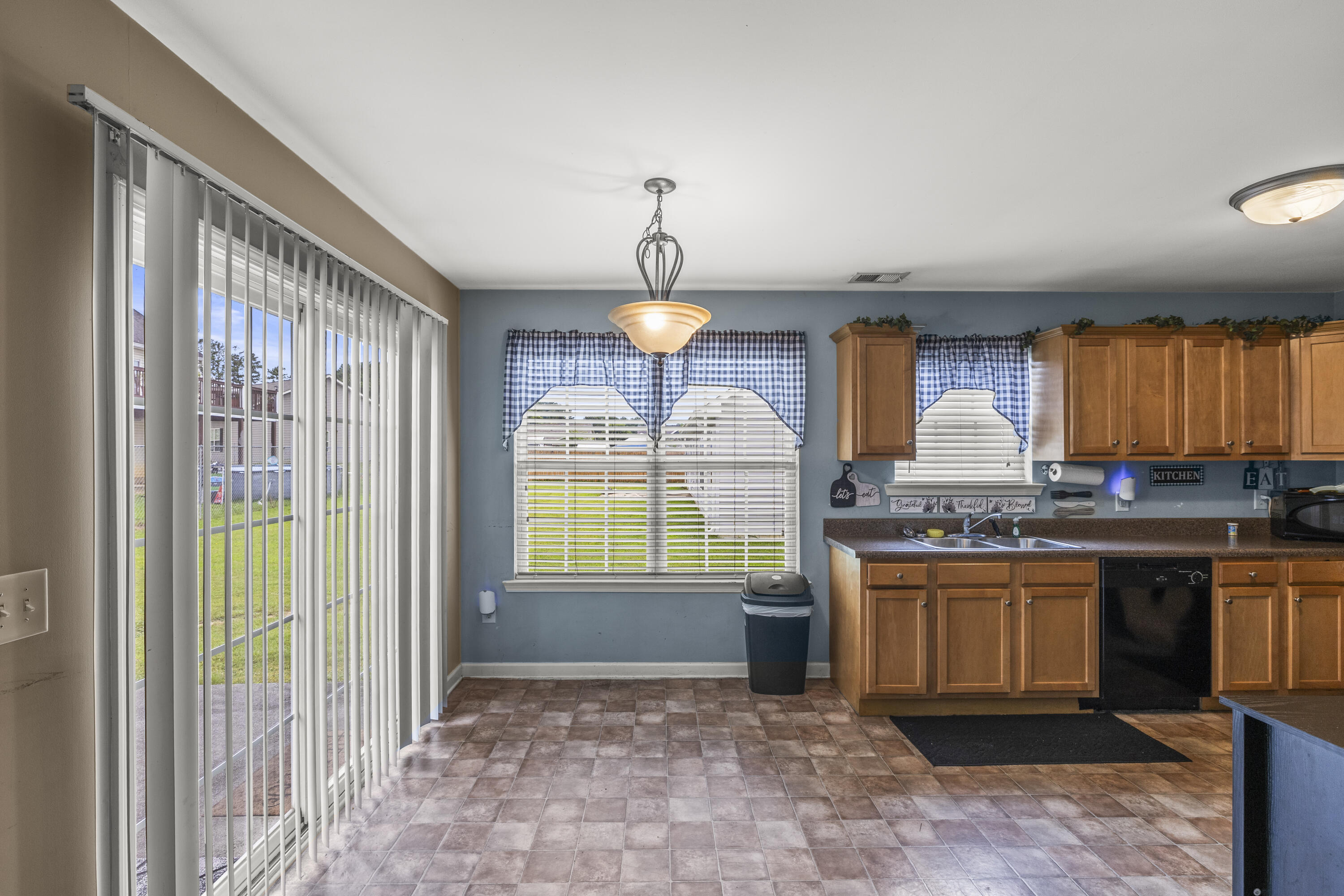 201 Legacy Lane Calhoun, GA 30701 - Photo 9 of 23 Kitchen