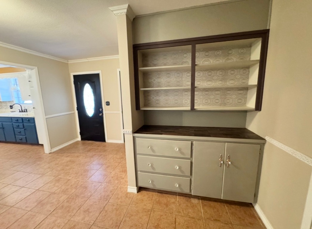 1225 Lake Terrace Drive Elgin, TX 78621 - Photo 13 of 28 an empty room with mirror and a wooden table