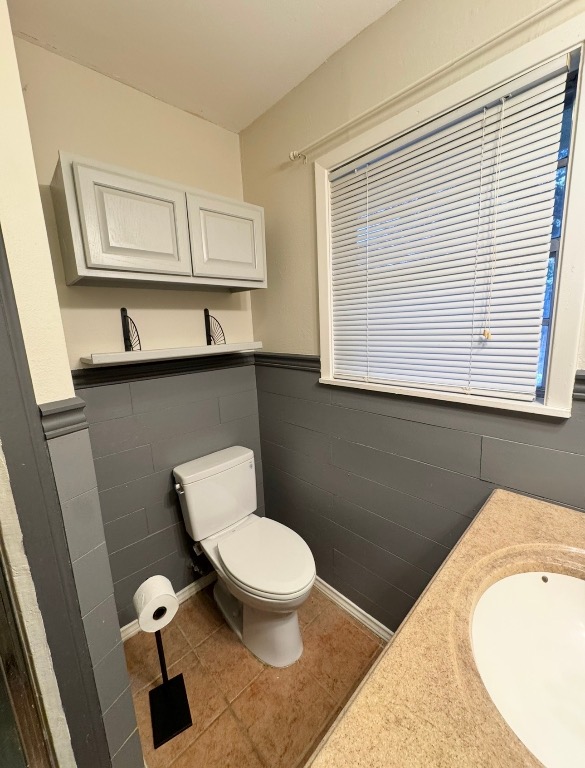 1225 Lake Terrace Drive Elgin, TX 78621 - Photo 22 of 28 a bathroom with a toilet a sink and mirror