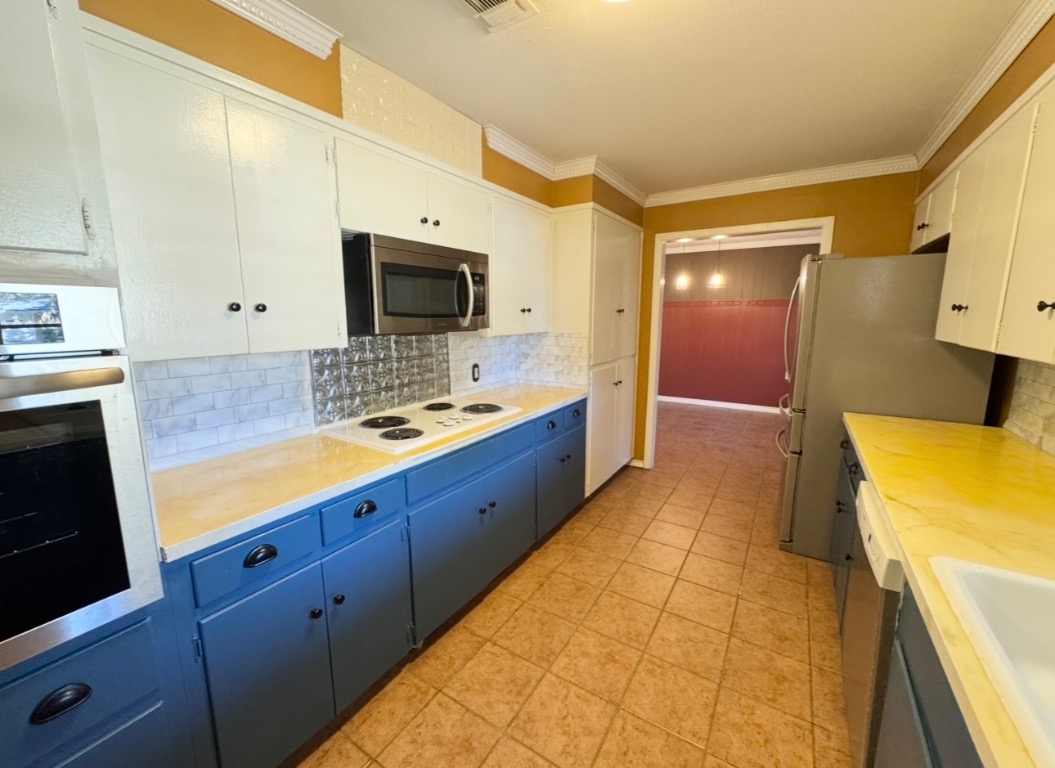 1225 Lake Terrace Drive Elgin, TX 78621 - Photo 9 of 28 a spacious bathroom with a granite countertop sink and a mirror