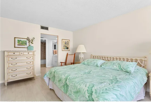 $7,800 | 881 Ocean Drive, Unit 24C, Key Biscayne, FL 33149