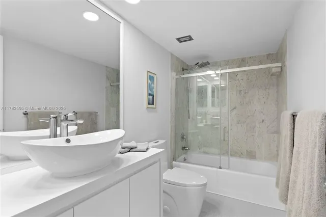 $7,800 | 881 Ocean Drive, Unit 24C, Key Biscayne, FL 33149