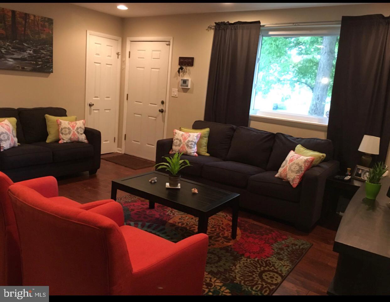 8611 Dangerfield Road Clinton, MD 20735 - Photo 3 of 15 Living Room