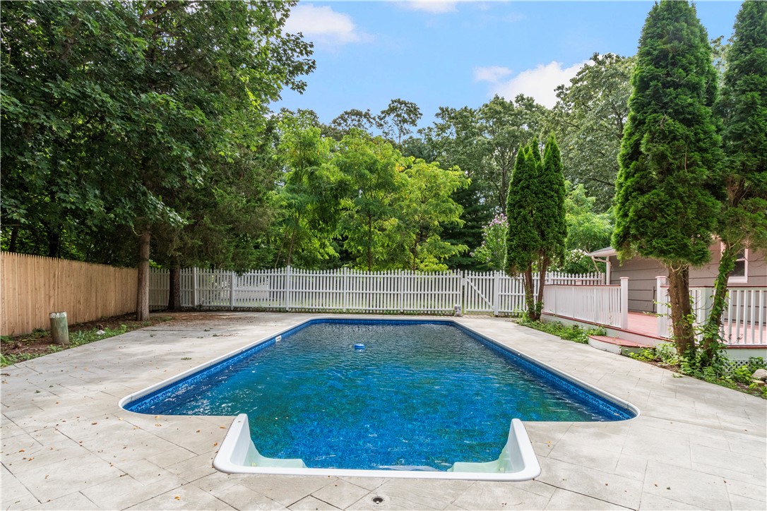 237 Shamrock Drive Warwick, RI 02886 - Photo 3 of 32