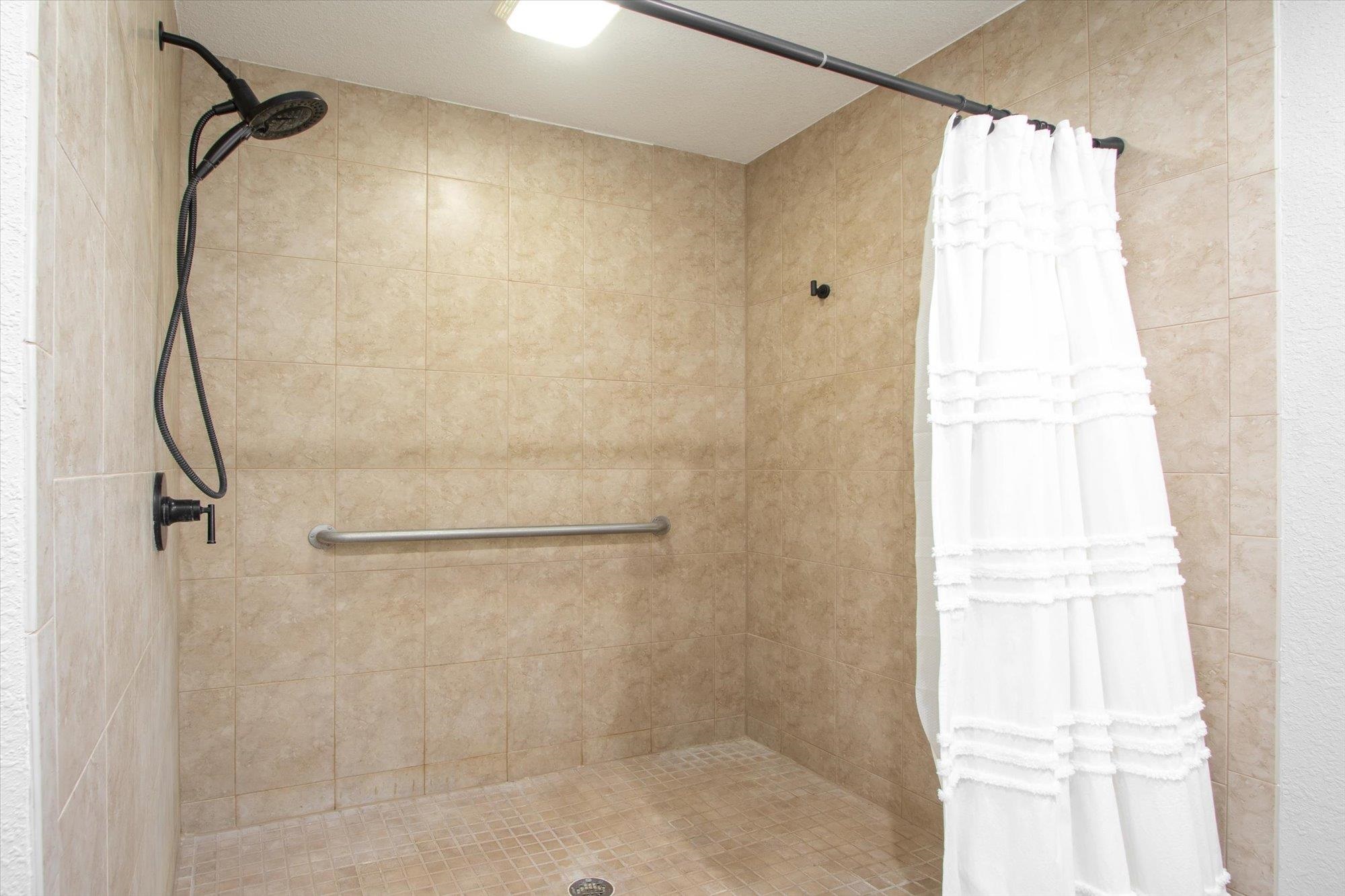107 Betty Road Crescent City, FL 32112 - Photo 26 of 65 a bathroom with a shower