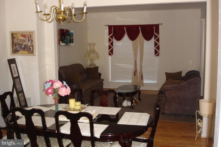 12353 Brown Fox Way Reston, VA 20191 - Photo 4 of 7 Living Room