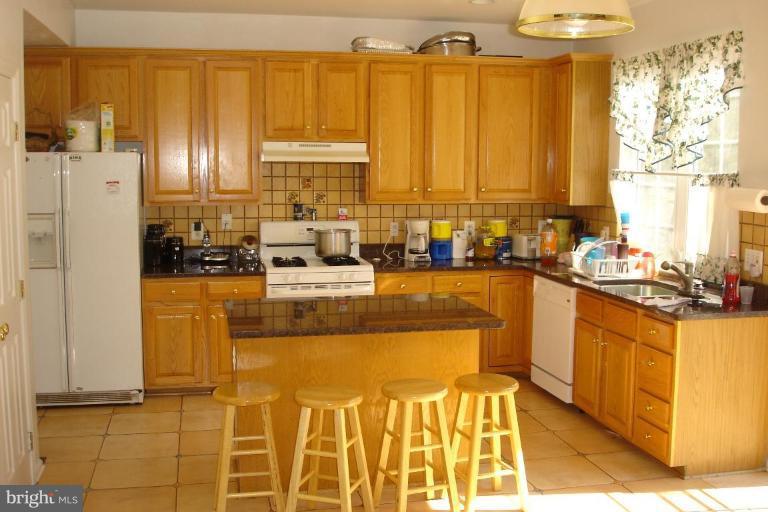12353 Brown Fox Way Reston, VA 20191 - Photo 5 of 7 Kitchen