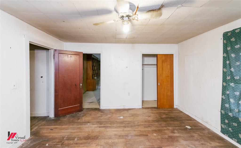 206 North Street Springhill, LA 71075 - Photo 14 of 28 an empty room with closet and a ceiling fan