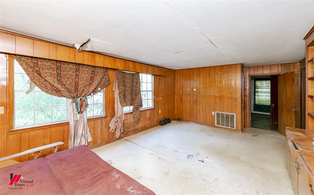206 North Street Springhill, LA 71075 - Photo 16 of 28 an empty room with windows