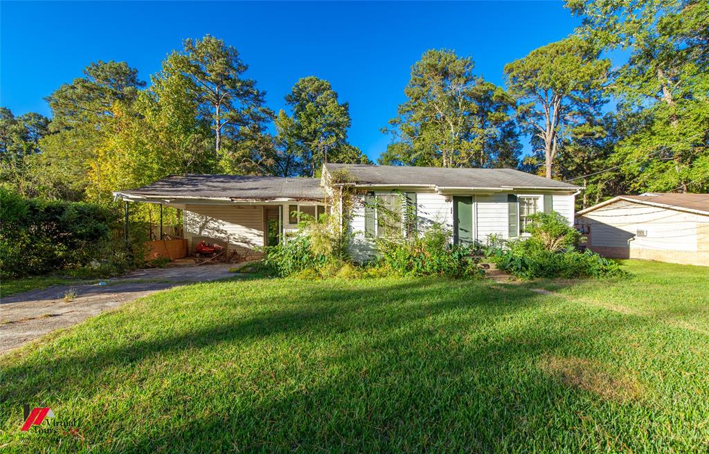 206 North Street Springhill, LA 71075 - Photo 2 of 28 a front view of a house with garden