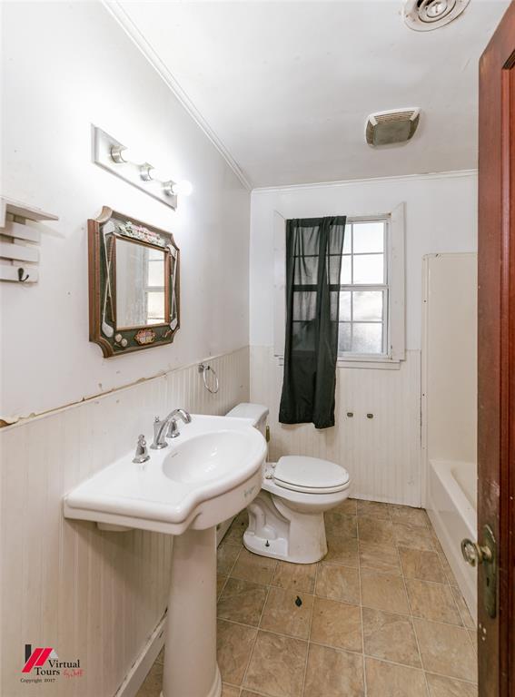 206 North Street Springhill, LA 71075 - Photo 25 of 28 a bathroom with a sink a toilet and mirror