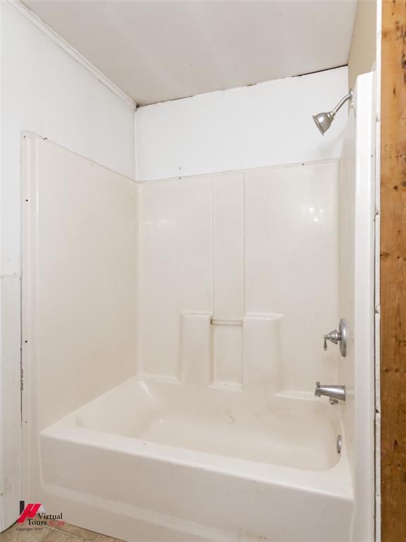 206 North Street Springhill, LA 71075 - Photo 26 of 28 a bathroom with a bathtub and a shower