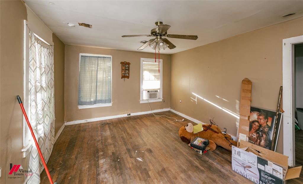 206 North Street Springhill, LA 71075 - Photo 7 of 28 a living room with furniture and a window