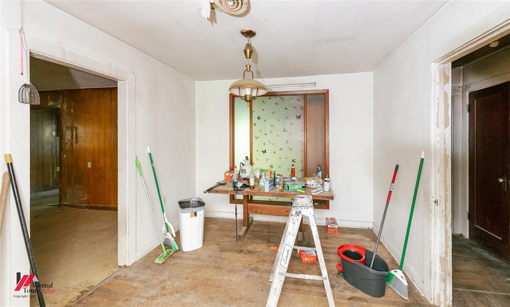 206 North Street Springhill, LA 71075 - Photo 10 of 28 a room with furniture a rug and a window