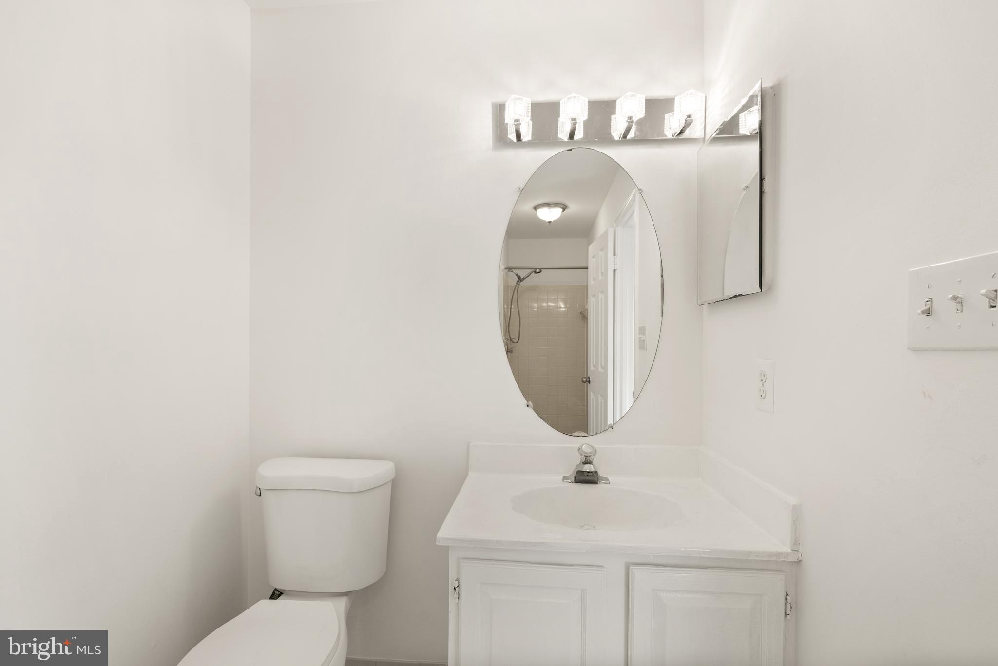 3733 Roxbury Lane Alexandria, VA 22309 - Photo 21 of 37 a bathroom with a toilet sink and mirror