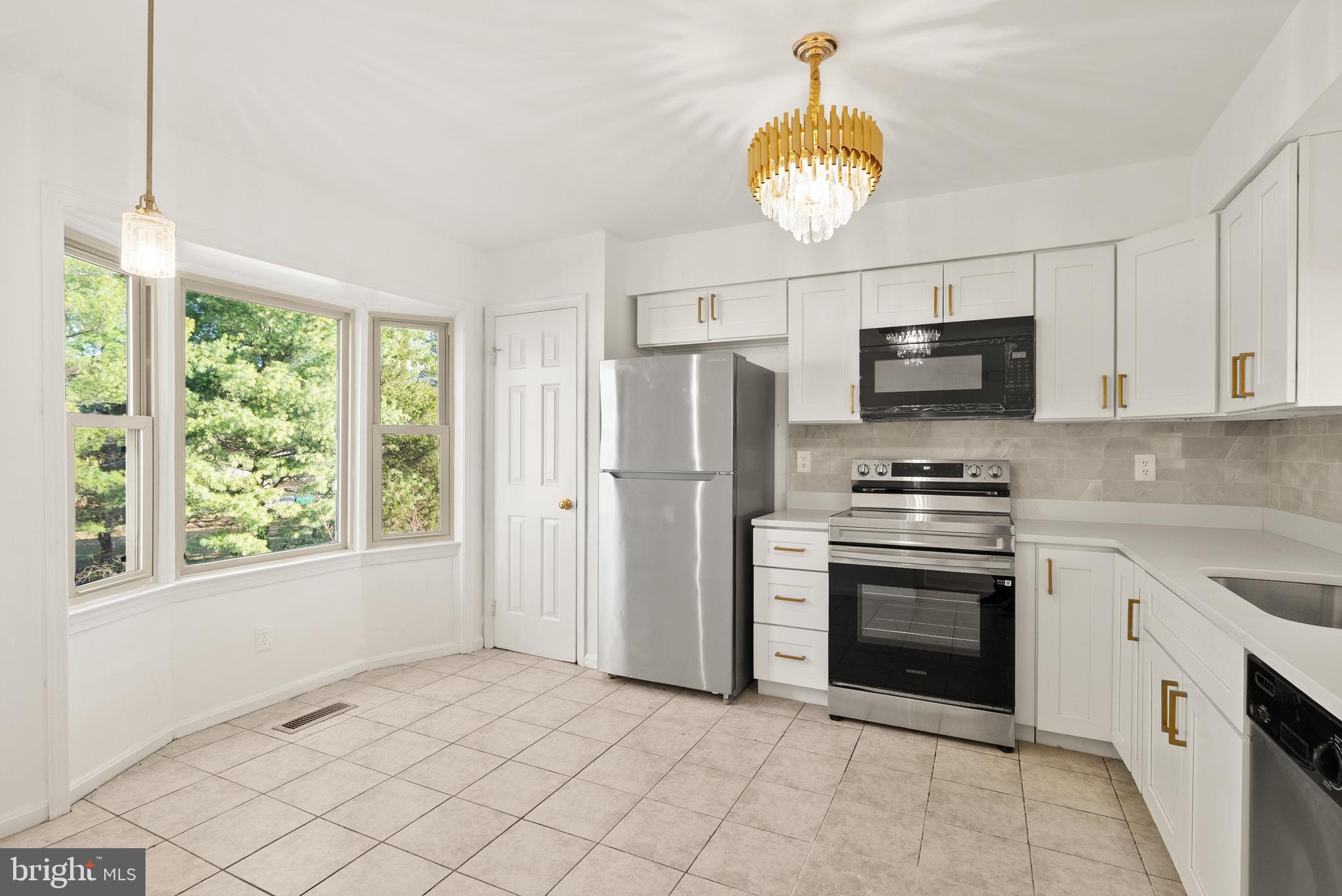 3733 Roxbury Lane Alexandria, VA 22309 - Photo 4 of 37 a kitchen with stainless steel appliances a stove a refrigerator sink and microwave
