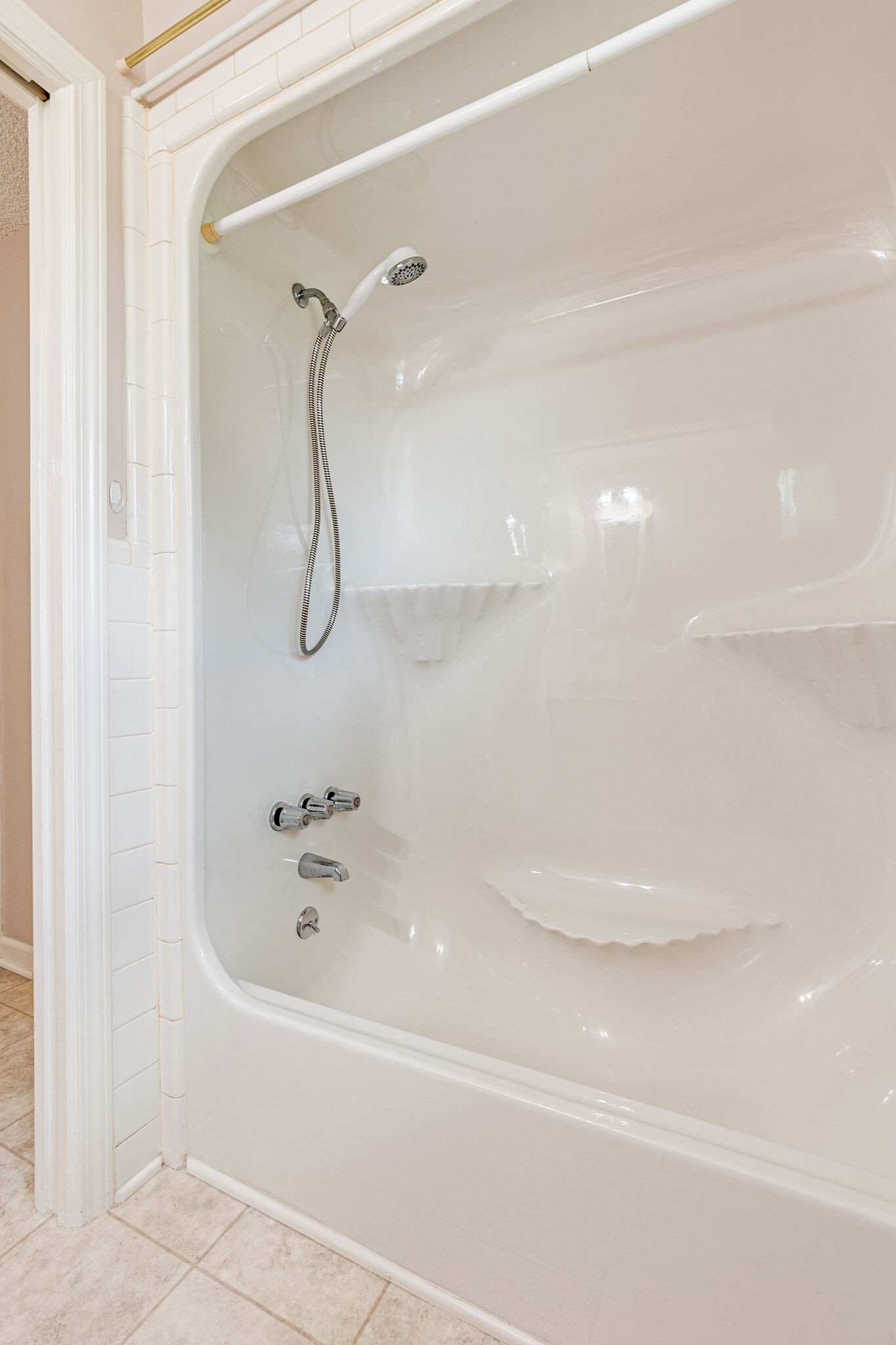 1765 Vesta Road Lebanon, TN 37090 - Photo 22 of 36 a bathroom with a bath tub