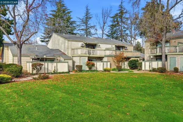 a view of a house with backyard