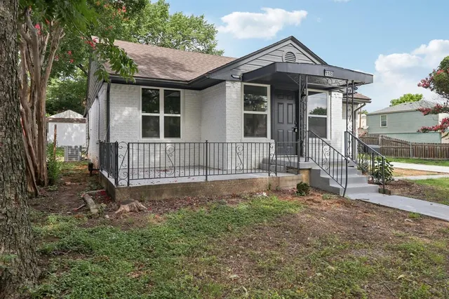 $289,000 | 1105 North Sylvania Avenue, Fort Worth, TX 76111