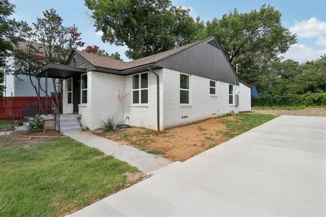 $289,000 | 1105 North Sylvania Avenue, Fort Worth, TX 76111