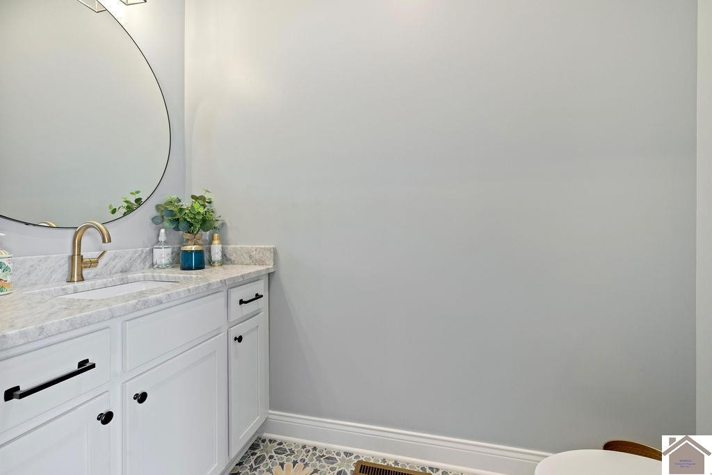 753 Eagle Point Drive Grand Rivers, KY 42045 - Photo 4 of 42 Main floor half bath