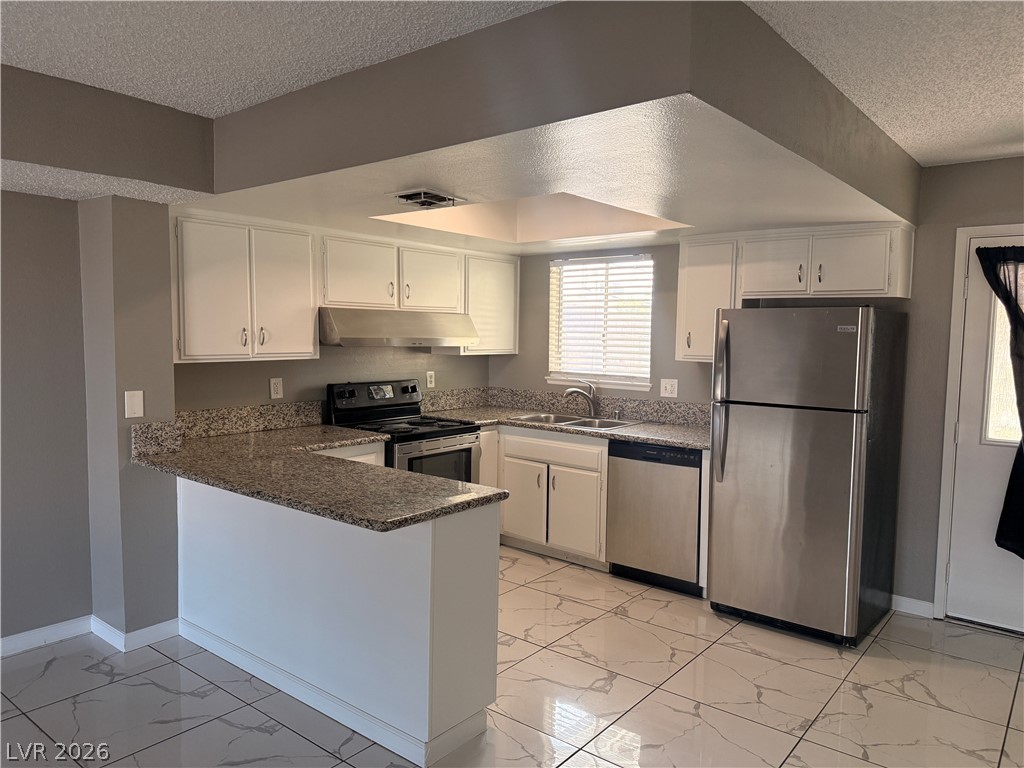1525 Saylor Way Las Vegas, NV 89108 - Photo 4 of 25 Kitchen/Breakfast Bar
