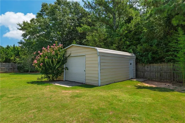 a view of a backyard