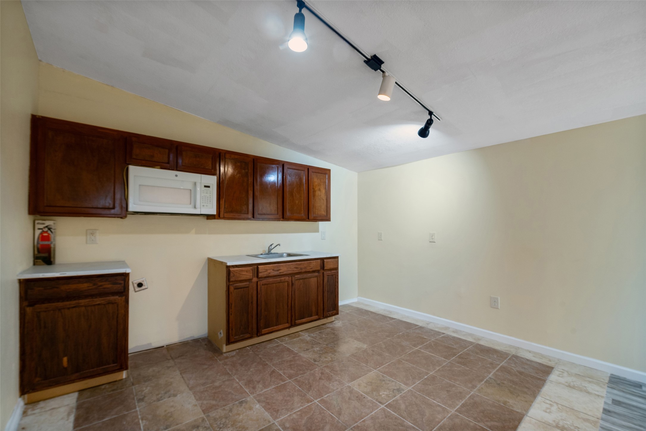1614 Ryon Street, Unit B Houston, TX 77009 - Photo 11 of 17 a view of a kitchen with electric appliances