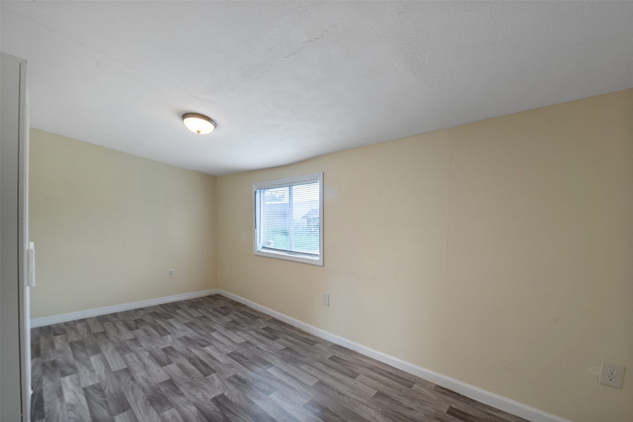 1614 Ryon Street, Unit B Houston, TX 77009 - Photo 14 of 17 an empty room with a window