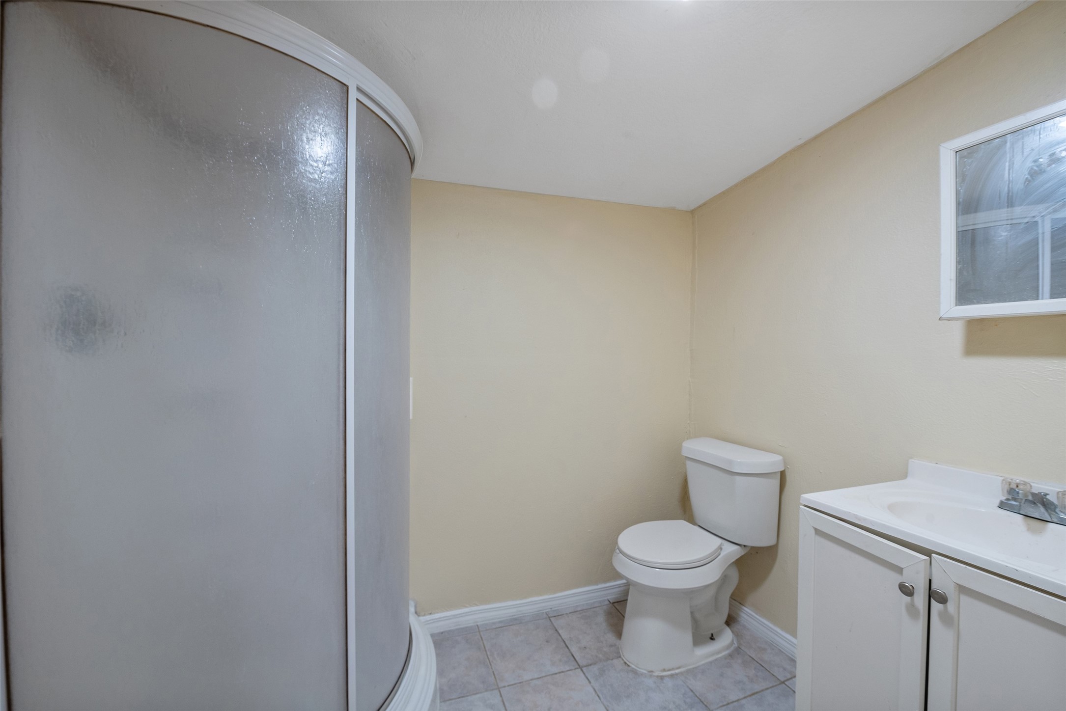 1614 Ryon Street, Unit B Houston, TX 77009 - Photo 17 of 17 a bathroom with a toilet a sink and a window