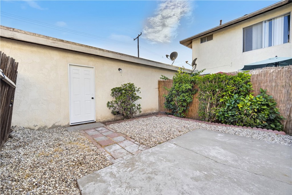 700 West Gonzales Road, Unit F Oxnard, CA 93036 - Photo 11 of 14 a backyard of a house