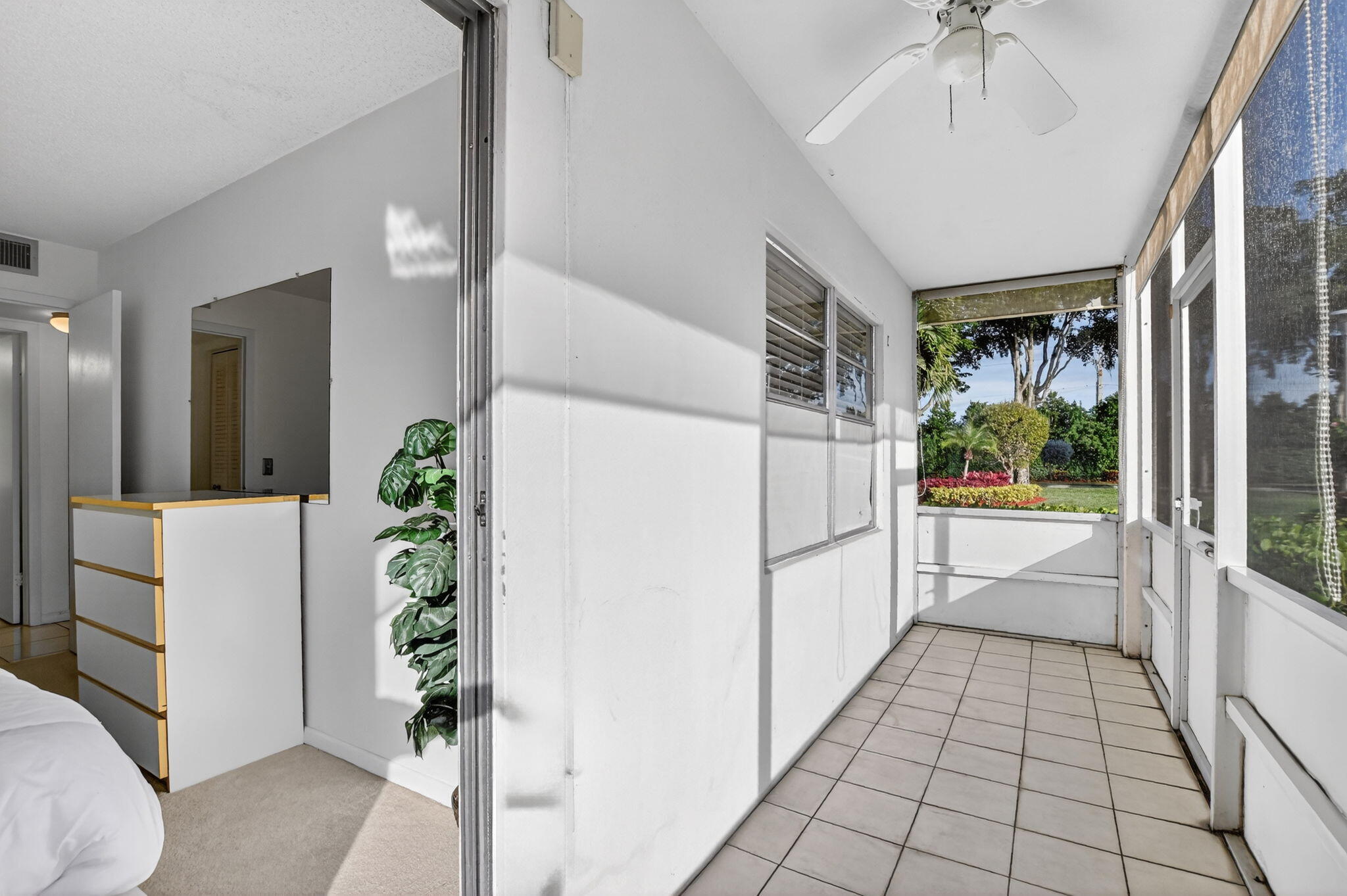 52 Mansfield B, Unit B Boca Raton, FL 33434 - Photo 21 of 49 a view of a hallway