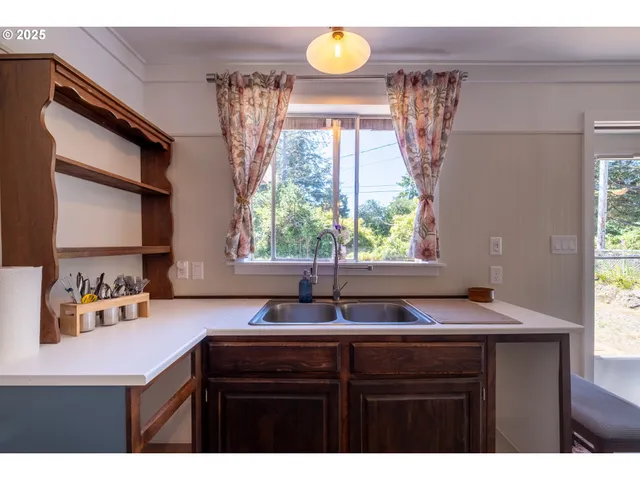 $399,000 | 135 Laurel Street, Gleneden Beach, OR 97388